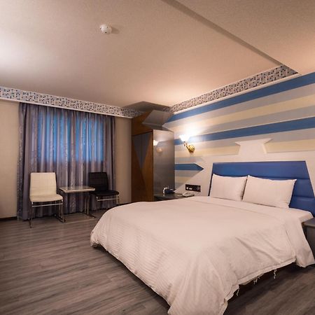 Golden Phoenix Hotel Kaohsiung Buitenkant foto