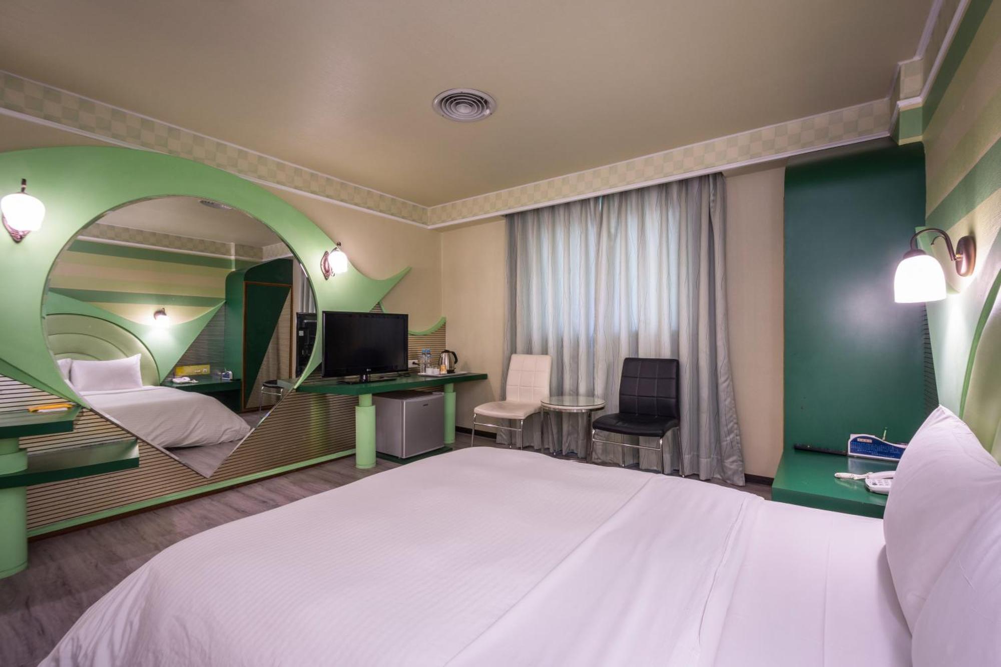 Golden Phoenix Hotel Kaohsiung Buitenkant foto