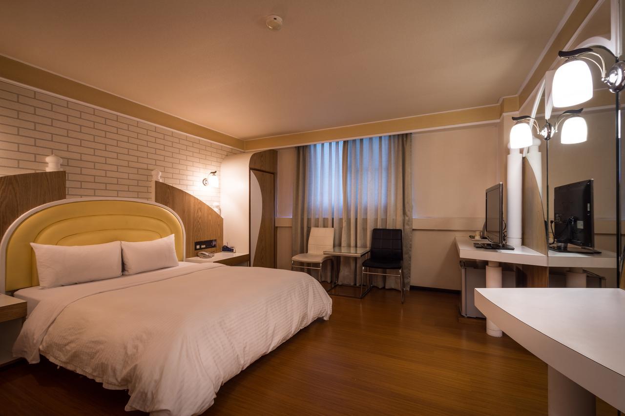 Golden Phoenix Hotel Kaohsiung Buitenkant foto