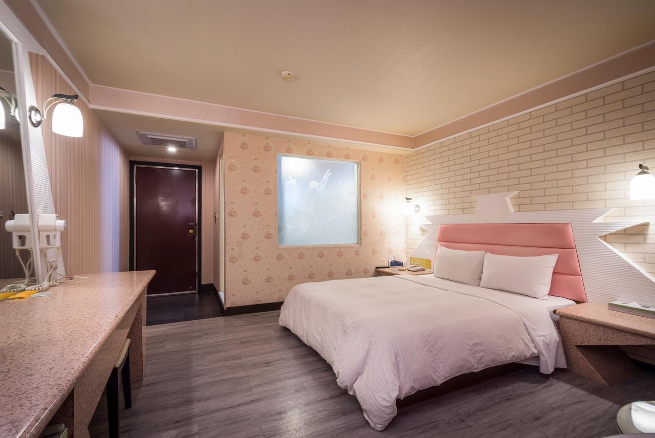 Golden Phoenix Hotel Kaohsiung Buitenkant foto