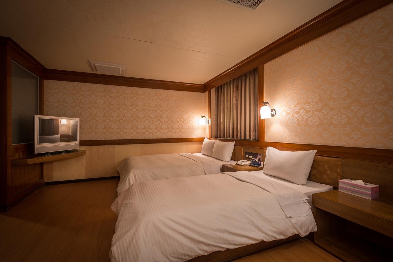 Golden Phoenix Hotel Kaohsiung Buitenkant foto
