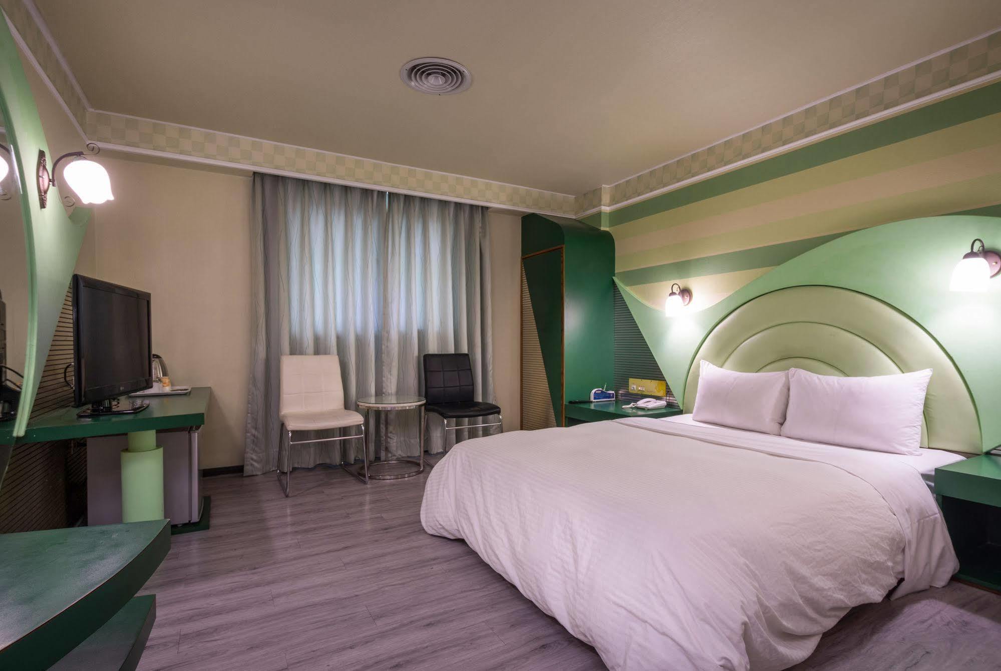 Golden Phoenix Hotel Kaohsiung Buitenkant foto