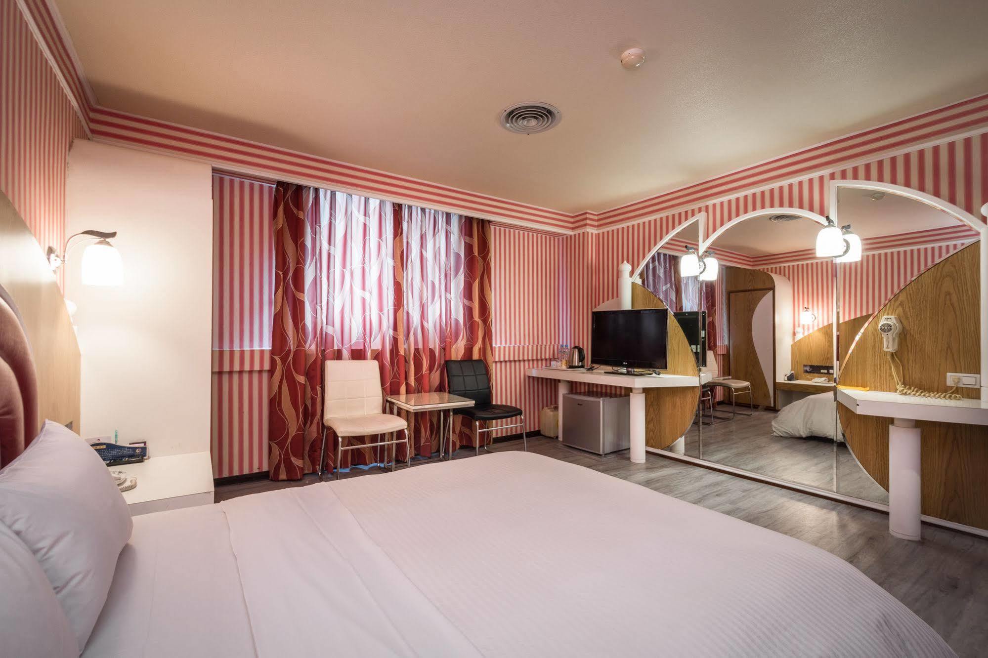 Golden Phoenix Hotel Kaohsiung Buitenkant foto